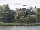 Auch Bell OH-58 "Kiowa"-Helikopter kreisten über der Donau.