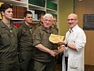 Militärkommandant Generalmajor Herbert Bauer überreicht eine Erinnerungstafel für die "Wall of Friends" an den Direktor der Kinderklinik, Univ. Prof. Dr. Thomas Müller.
