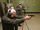 Schießtraining mit der Pistole 80 auf dem "Indoor"-Schießplatz in der Walgau-Kaserne.