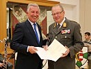 Brigadier Hufler verabschiedete Prof. Helmut Mödlhammer.