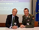 Der Vorsitzende der Wissenschaftskommission, Universitätsprofessor Wolf Rauch, mit Oberst Walter Maringer.