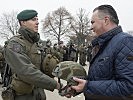 Minister Doskozil überreicht einem Soldaten der Jägerkompanie Tulln einen neuen Helm.