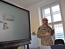 Major Simoncelli präsentiert die digitalen Lehr- und Lernmöglichkeiten der Sprachenschule des italienischen Heeres.