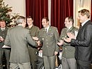 Beförderungen im feierlichen Rahmen: Oberstleutnant Koroknai gratuliert Hauptmann Entacher.
