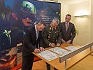 Brigadier Karl Gruber freut sich zusammen mit Direktor Gerald Hasler von Wüstenrot und Franz Thaller von der Palfinger AG, die Partnerschaftsurkunden zu unterzeichnen.