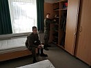 Rekrut Florian Widegger (sitzend) und Rekrut Luca Beck in ihrem Zweimann-Zimmer.