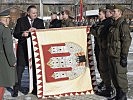 Minister Doskozil und General Commenda brachten neue Fahnenbänder an.