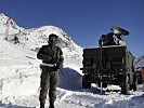Wache beim Zielerfassungsradar im alpinen Winterurlaubsgebiet.