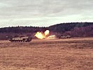 Ein Kampfpanzer eröffnet das Feuer.