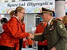 Brigardier Zöllner Gratuliert einer siegreichen österreichischen Athletin.
