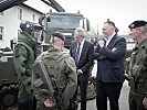 Bundespräsident Van der Bellen und Minister Doskozil im Gespräch mit Soldaten.