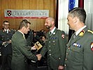 Oberstabswachtmeister Gießauf erhält von Brigadier Wörgötter seine Auszeichnung.