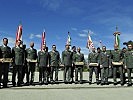 Die "Soldaten des Jahres 2016" mit ihren Bataillonskommandanten und Insignien am Exerzierplatz.