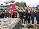 Der Bundespräsident und Regierungsmitglieder vor dem Gedenkstein.