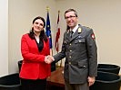Generalleutnant Erich Csitkovits begrüßt die Direktorin der "Defence Institution Building School", Tea Nikolashvili.