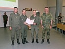 Oberstleutnant Raszer erhält das Zertifikat.