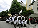 Einmarsch des Jägerbataillons 24 vor der historischen Festung in Kufstein.