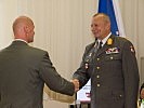 Brigadier Nikolaus Egger, r., gratuliert zur Zertifizierung.