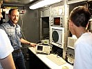 Alexander Reschreiter erklärte den Besuchern das Radar-Testsystem.