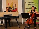 Die Musikerinnen Romana und Sophie Stocker spielten klassische Musik zur Vernissage.