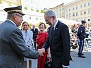 Brigadier Hufler, Militärkommandant von Salzburg, begrüßt den Bundespräsidenten.
