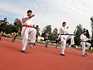 Soldaten und Heeressportler üben Karate-Grundlagen.
