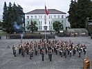 Die Gardemusik führt den "Großen Österreichischen Zapfenstreich" auf.