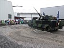 Begeisterte Besucher bei der Vorführung des Schützenpanzers "Ulan" vom Panzergrenadierbataillon 35.