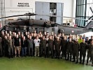 Die Teilnehmer vor dem "Black Hawk" am Fliegerhorst Brumowski.