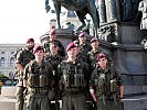 Die Soldaten des Jägerbataillons 25 vor der Khevenhüller Statue am Maria Theresien Platz.