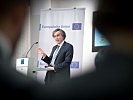 Der Leiter der Diplomatischen Akademie, Botschafter Emil Brix, setzte sich bei seinem Vortrag mit der europäischen Sprachpolitik auseinander.