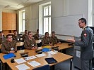 Die Kadetten aus Bosnien und Herzegowina verfolgen den Vortrag des Kommandanten der Landesverteidigungsakademie.