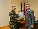 Generalleutnant Csitkovits überreicht das Gastgeschenk an den moldawischen Delegationsleiter.