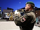 Korporal Daniel Kofler spielt mit seiner Trompete die verschiedenen Signale auf dem Balkon des Landhauses.