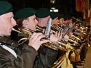 Die Trompeter der Militärmusik Tirol sind hochkonzentriert beim Spielen.