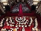 Die Gardemusik und das Publikum im Festsaal der Wiener Hofburg.