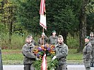 Die Kranzträger gefolgt von der Fahne des Militärkommandos Salzburg.