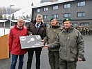 Schlüsselübergabe für das neue Unterkunftsgebäude "Waldlager" an den Kommandanten des Truppenübungsplatzes, Oberst Franz Krug (r.).
