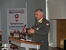 "Airchief" Generalmajor Karl Gruber beim Symposium in Tulln.