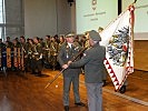 Brigadier Schiefert überreicht die Insignie der Flieger- und Fliegerabwehrschule an Generalmajor Gruber.