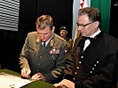 Generalleutnant Franz Reißner und Rektor Wilfried Eichlseder unterzeichnen die Partnerschaftsurkunde.