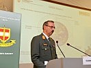 Brigadier Friedrich Teichmann bei seinem Vortrag.