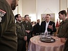 Minister Hans Peter Doskozil im Gespräch mit Soldaten des Kommandos Militärstreife und Militärpolizei.