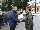 Der Minister überreichte Markus Bender das Dekret zur Beförderung zum Oberst. Bender ist der neue Leiter der Öffentlichkeitsarbeit im Militärkommando Salzburg.