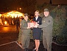 Spendenübergabe durch den Kommandant, Oberst Günther Gann, r., an die Landesgeschäftsführerin des Roten Kreuzes Salzburg, Sabine Kornberger-Scheuch.