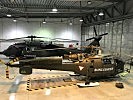 Genügend Platz: Hier haben ein S-70 "Black Hawk" und eine "Alouette" III im Hangar Platz gefunden.