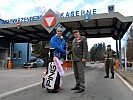 Brigadier Heinz Hufler freut sich, einen Profi-Golfer in der Schwarzenberg-Kaserne begrüßen zu können.