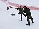 Soldaten des Jägerbataillons 23 beim Entfernen von 30 cm Neuschnee.