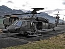 Am Flupplatz in Hohenems sind drei Hubschrauber stationiert - hier bereitet sich der "Black Hawk" auf den Abflug vor.