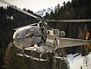 Ein "Search and rescue"-Hubschrauber bringt den Notarzt an den Unfallort.